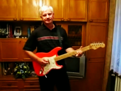Jurek Garncarczyk z gitarą - kadr z materiału wideo