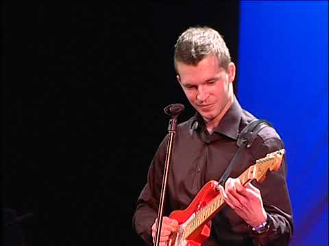 Gitarzysta zespołu Ryszardy na scenie Teatru Ludowego - kadr z materiału wideo