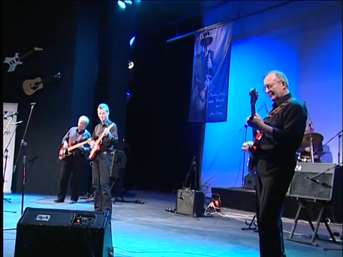 Zespół Ryszardy na scenie Teatru Ludowego - kadr z materiału wideo